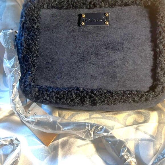 BEARPAW® Shearling Trim Camera Bag in Navy Blue - NWT - Picture 1 of 8